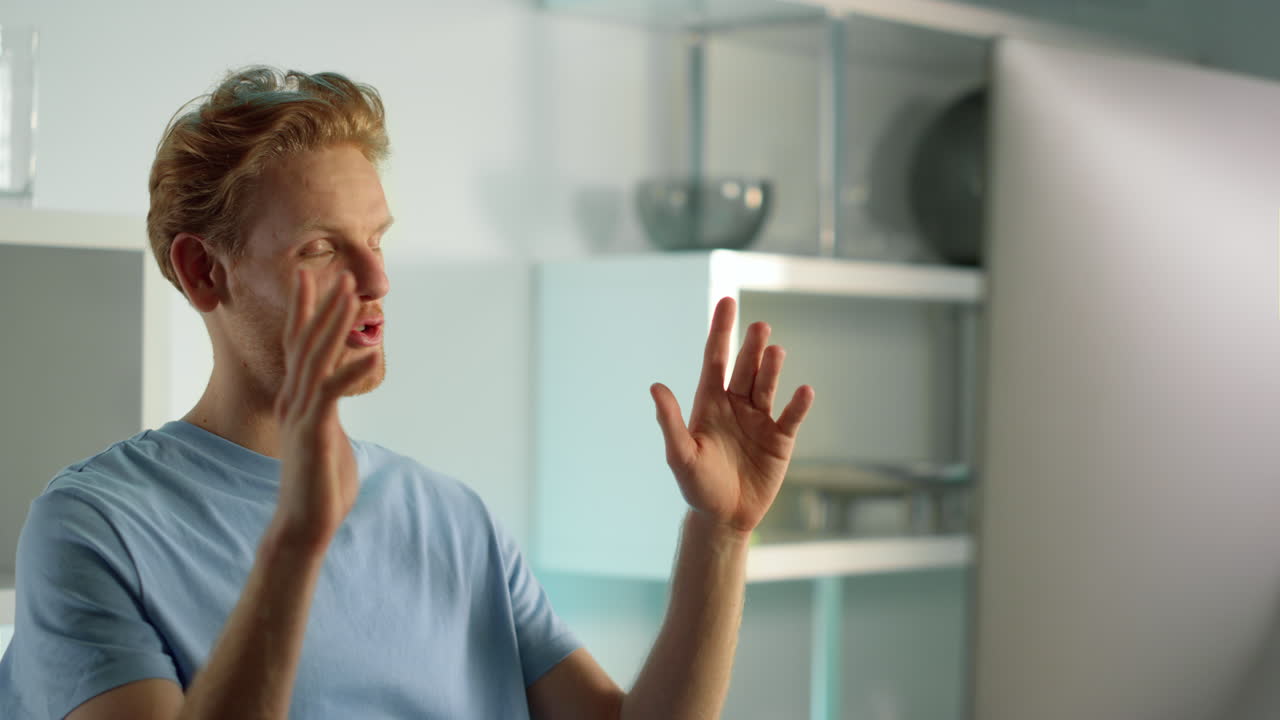 gerente de una startup discutiendo un proyecto de conferencia en línea en una oficina en casa.