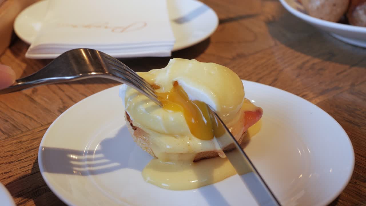 toast mit pochiertem ei und schinken aus nächster nähe