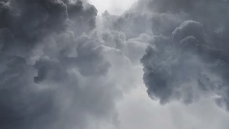 Cielo-Oscuro-Y-Rayo-En-Una-Tormenta