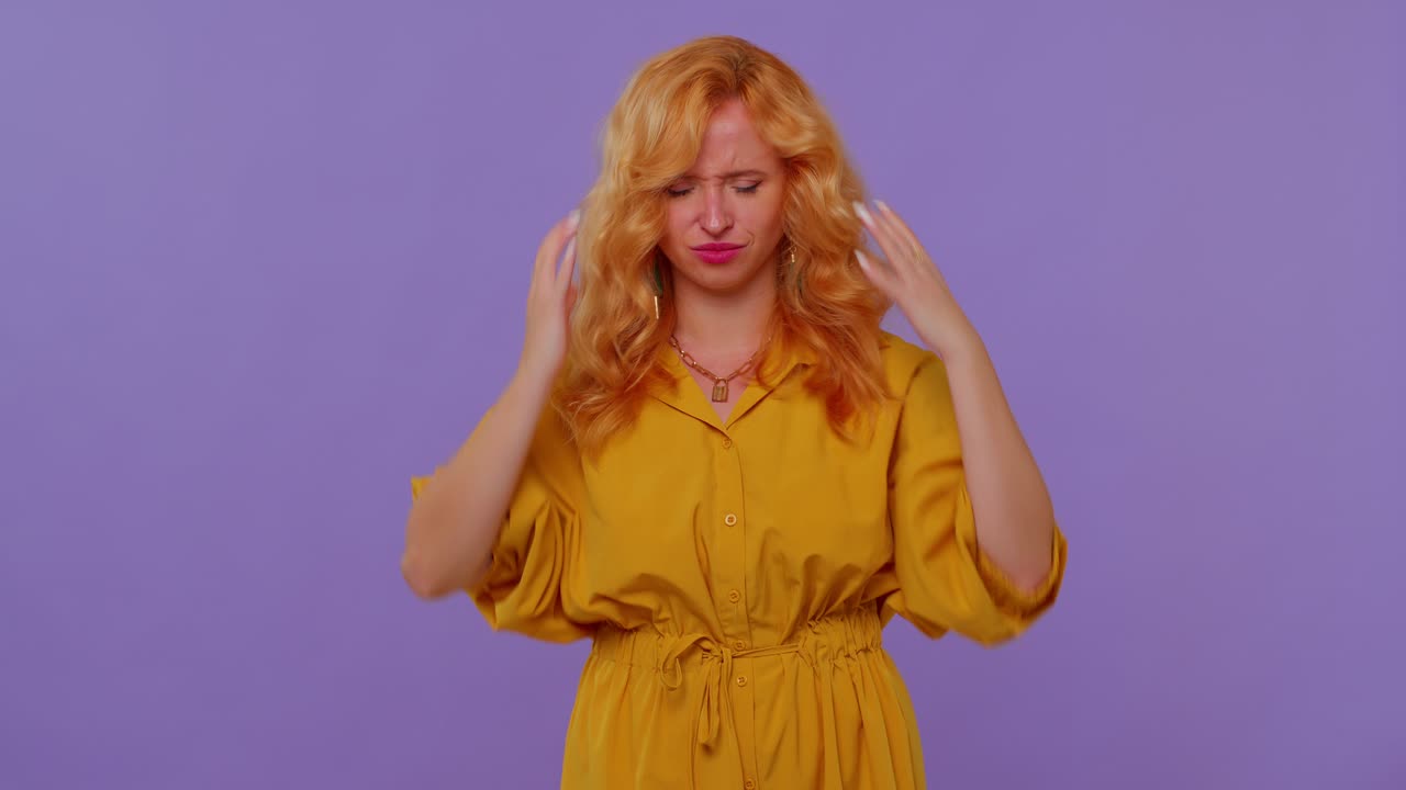 frustrado enojado irritado chica peleando, preguntando la razón del conflicto, por qué tan testarudo