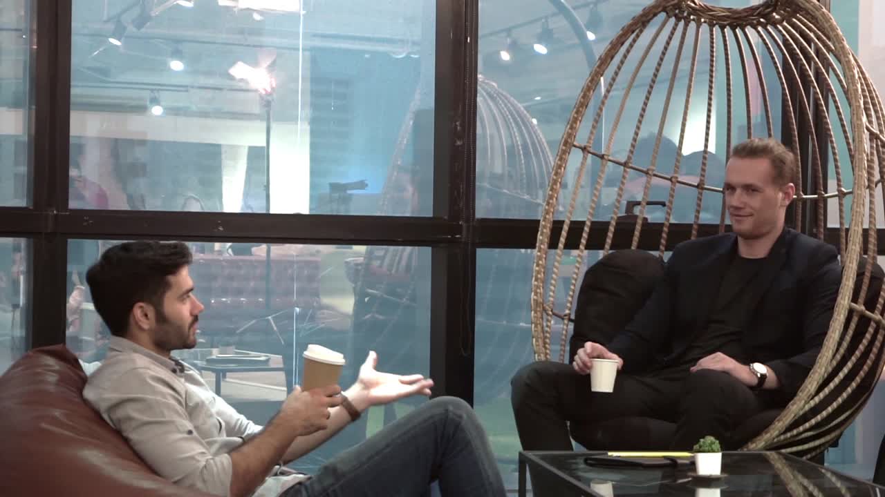 사무실 직원이 일에서 짧은 휴식을 취하는 동안 커피 코너에서 휴식을 취합니다.