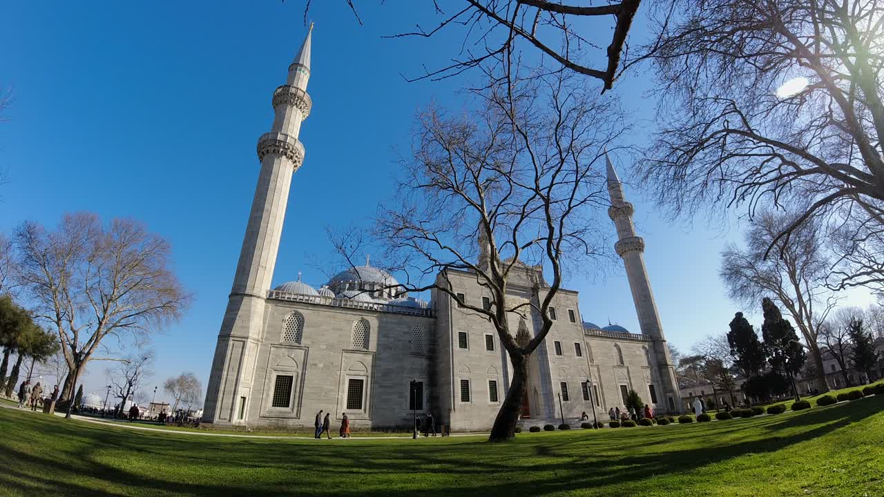 mezquita suleymaniye. turistas en el jardín de la mezquita