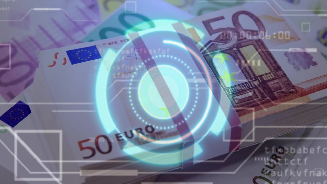HUD circolare che appare e pulsa su una pila di banconote da 50 euro, analizzando i dettagli di sicurezza