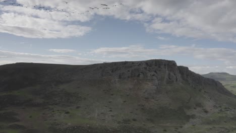 paisaje de montaña con aves en vuelo