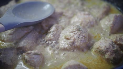 pollo en una salsa blanca cremosa