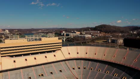 Vista-Aérea-De-Un-Estadio-De-Fútbol-En-Knoxville-Tennessee