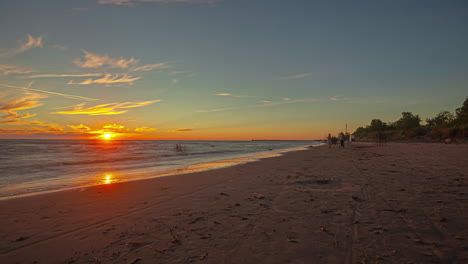 Time-lapse-of-People-on-the-beach-shore