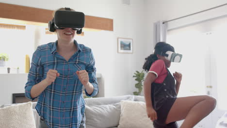 amigas adolescentes felices y diversas jugando y usando auriculares vr en casa, en cámara lenta