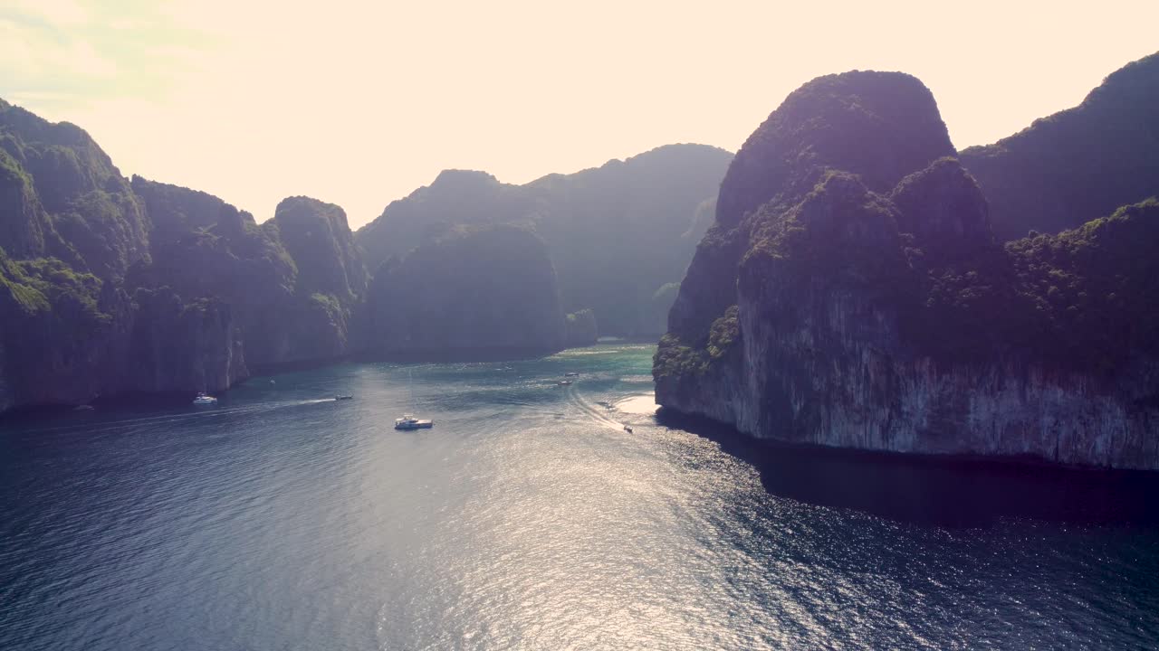 isla tropical, en una mañana de niebla y niebla