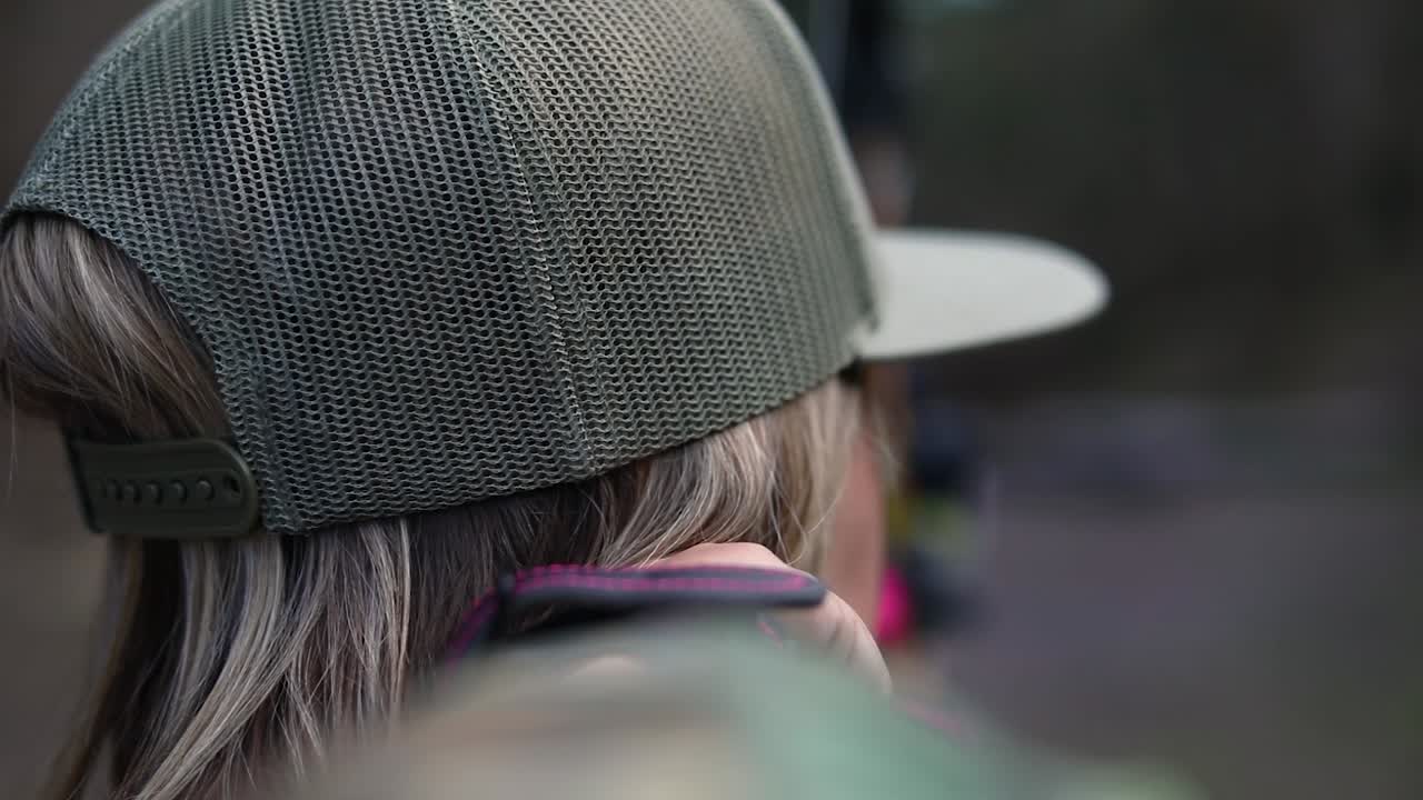 활 과 화살 을 발사 하기 위해 준비 하고 있는 여자 의 쇼