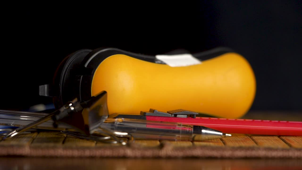 대나무 책상 에 있는 사무실 용품