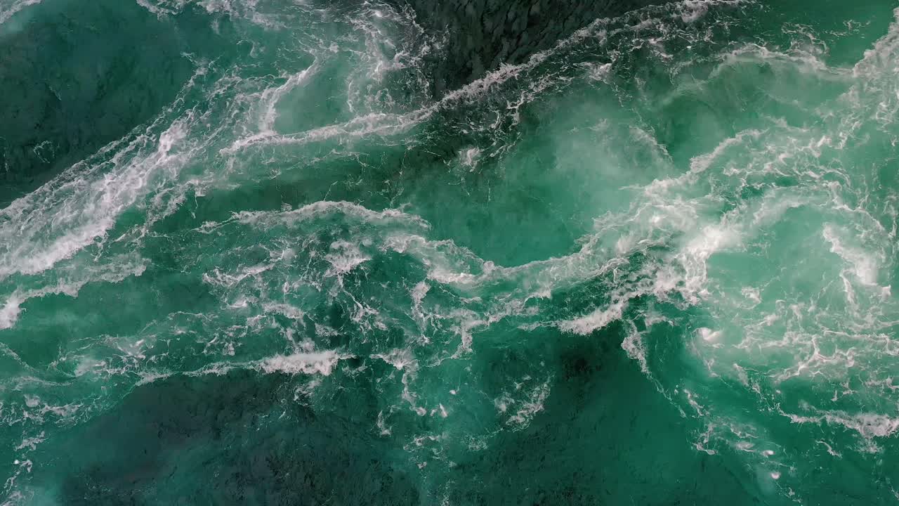 las olas de agua del río y el mar se encuentran durante la marea alta y la marea baja.