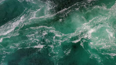 las olas de agua del río y el mar se encuentran durante la marea alta y la marea baja.