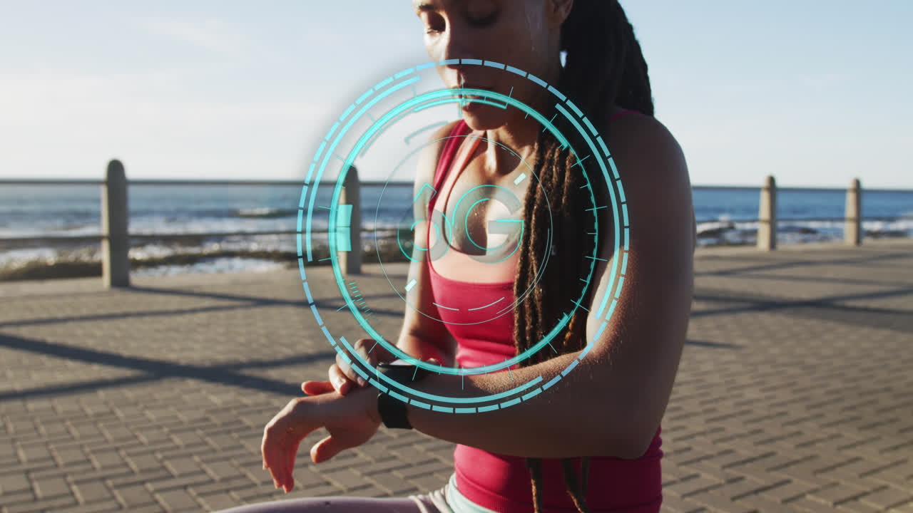 texto de 6g sobre escáner de neón azul contra una mujer afroamericana en forma que usa un reloj inteligente en el paseo marítimo