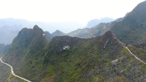 - hermosos caminos sinuosos en la parte superior del paso ma pi leng, provincia de ha giang, vietnam