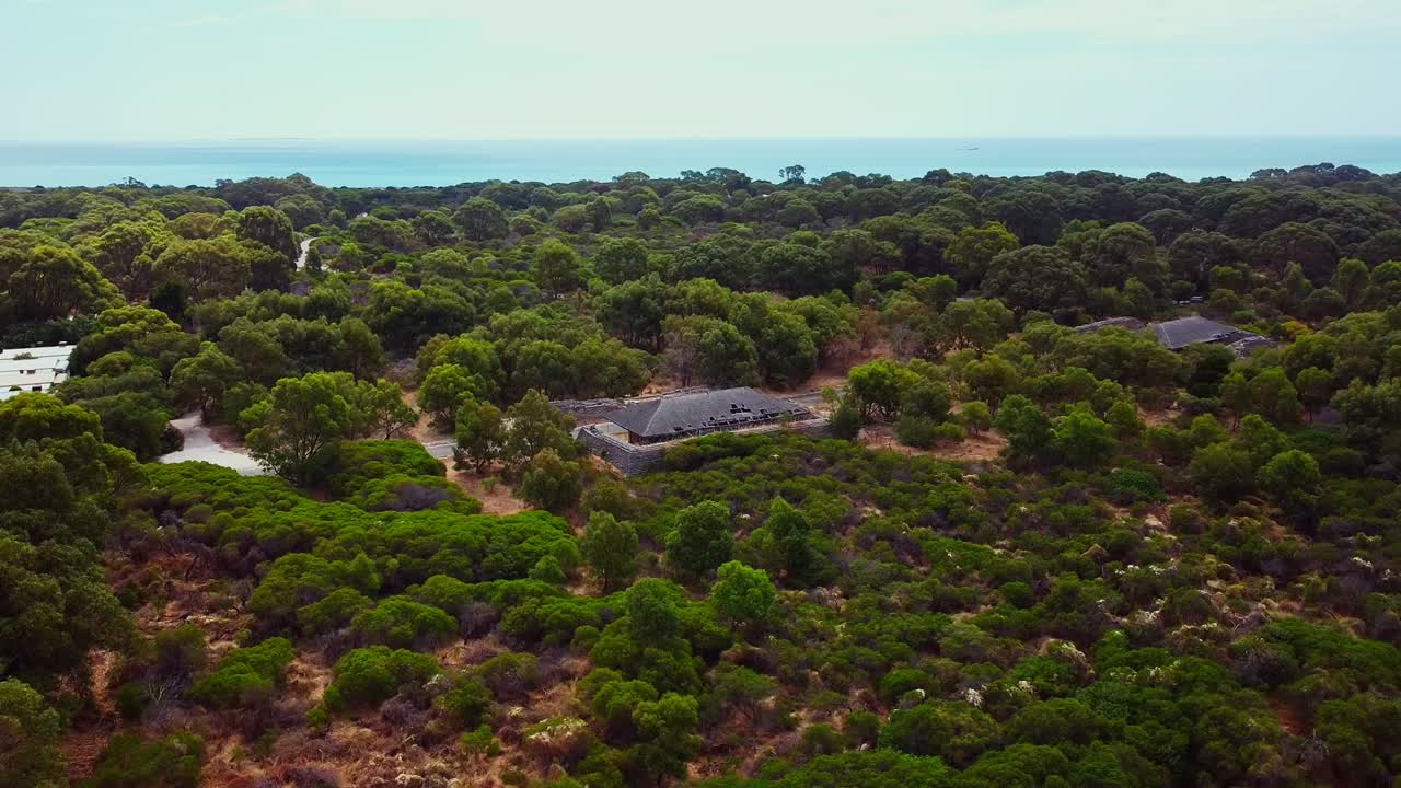 el edificio abandonado y en ruinas es una concha fantasmal de su antiguo yo.