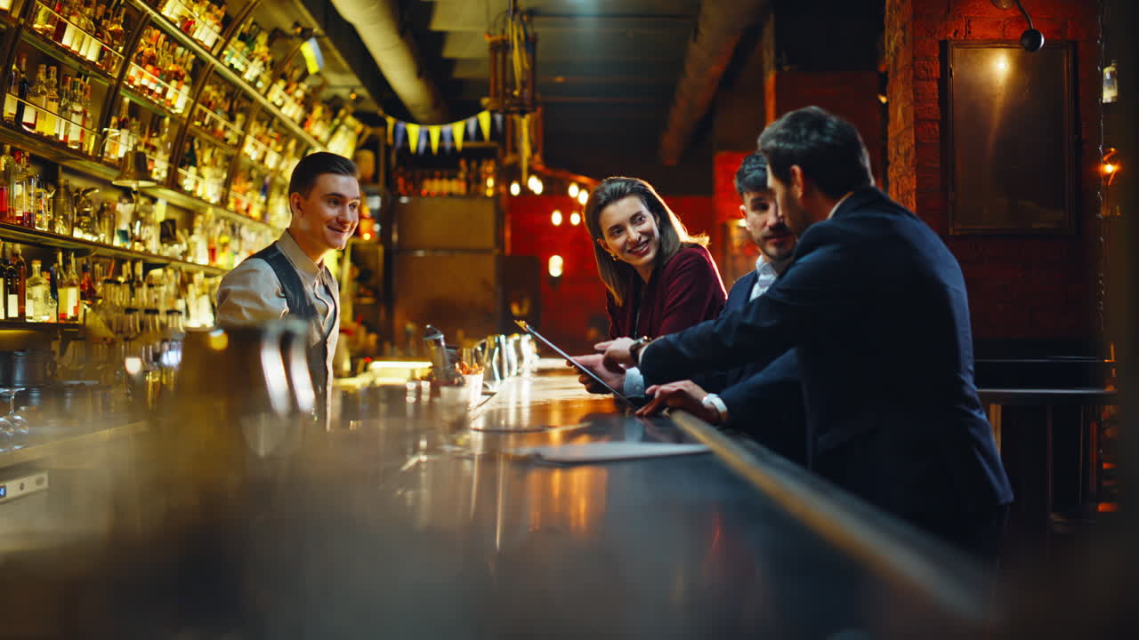 Amici che salutano il barista ordinando da bere in un bar di sera. Clienti che si godono una festa
