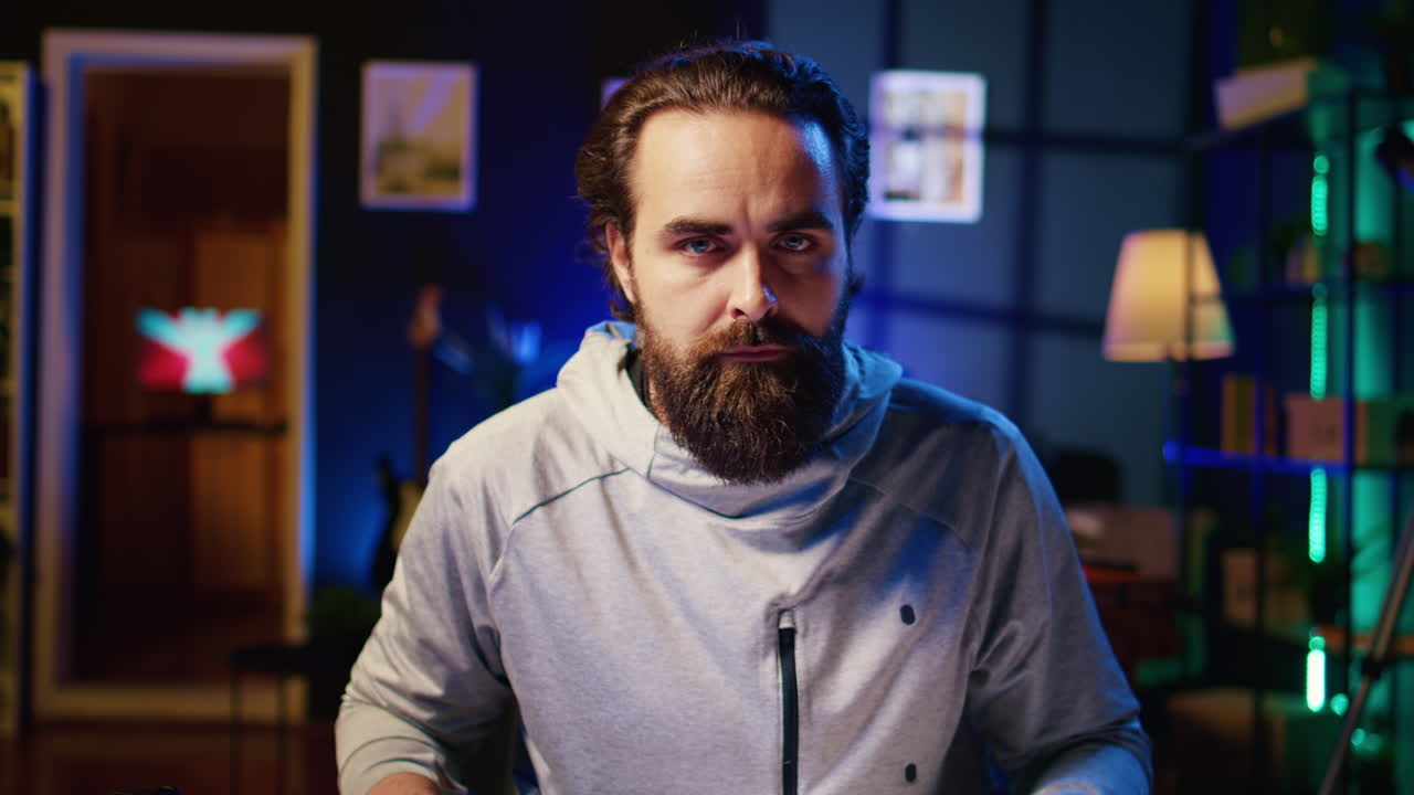 hombre enfocado jugando videojuegos en casa, enviando spam a los botones del teclado tratando de derrotar a los enemigos