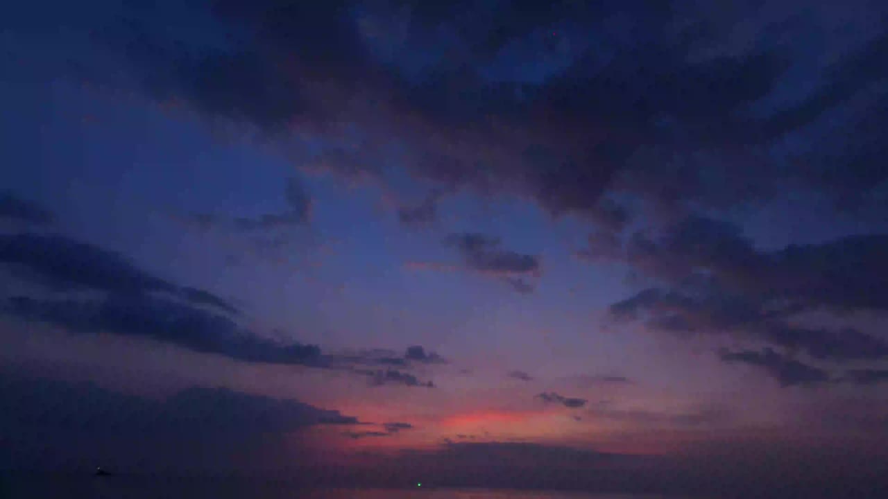 느린 동작 타임스 4k 영상 로맨틱한 다채로운 해가 지는 하늘, 해가 지면, 분홍색 구름이 하늘을 흐르고, 웅장한 여름 풍경, 아름다움의 세계를 탐험, 휴가 휴가