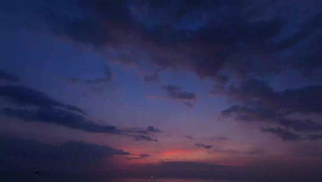 slow motion timelapse 4k footage romantische kleurrijke zonsondergang hemel aan de zee. zonsondergang, pink wolken stromen in de lucht. majestueus zomer landschap. het verkennen van schoonheid wereld, reizen ontspannen in vakantie vakantie