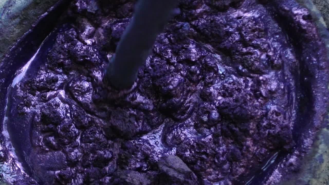 파키스탄에서 유기 섬유를 염색하는 과정에서 유색 염료의 근접 촬영