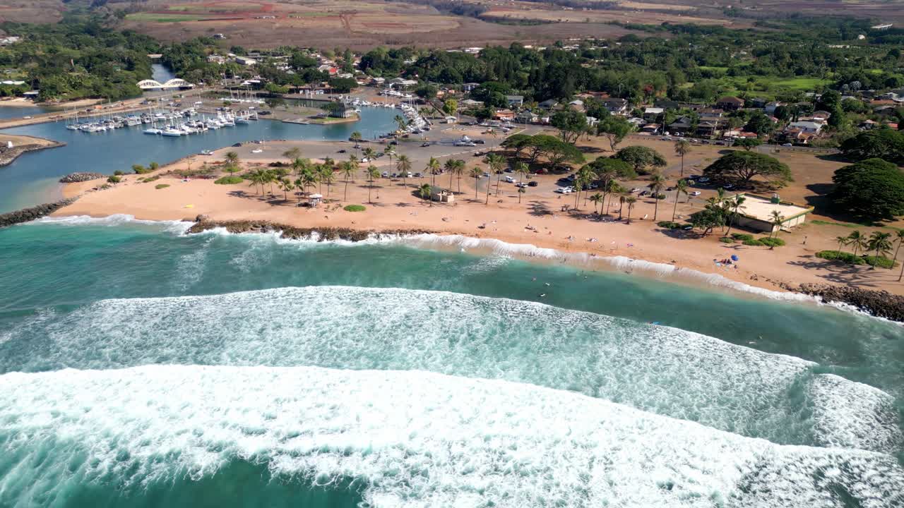 paisaje marino pintoresco y puerto deportivo en la isla de oahu, hawai - toma aérea de dron