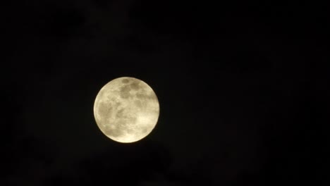 Timelapse-of-how-the-full-moon-rises-from-behind-the-clouds