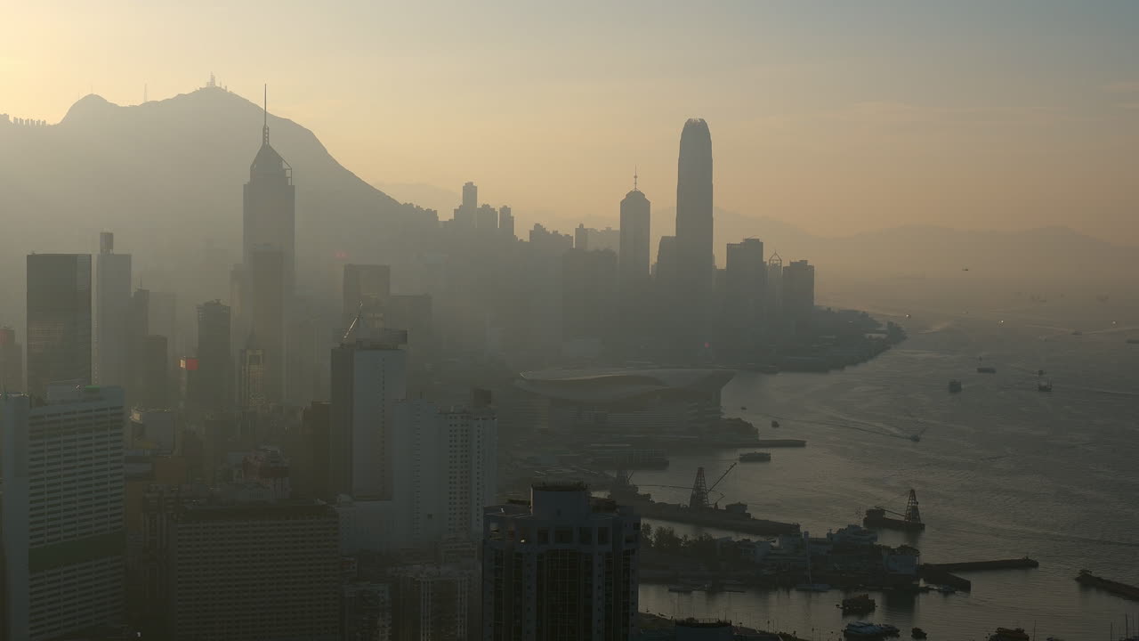 alta vista con vistas al puerto de victoria, incluida la isla de hong kong y kowloon a última hora de la tarde