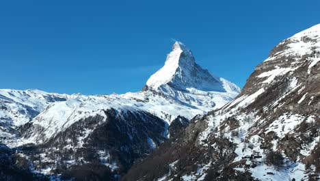 vista panorámica del pico de la montaña matterhorn cubierto de nieve.