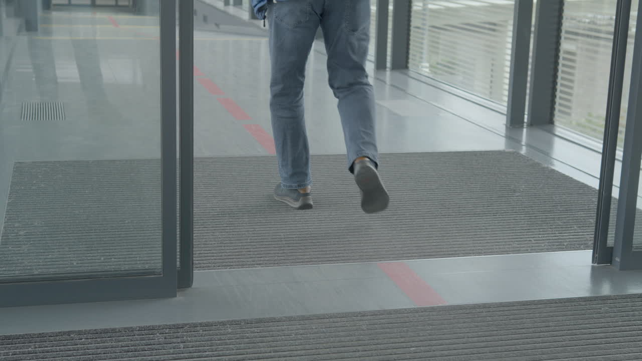 puertas correderas automáticas abiertas cuando una persona camina activa el sensor, ángulo bajo