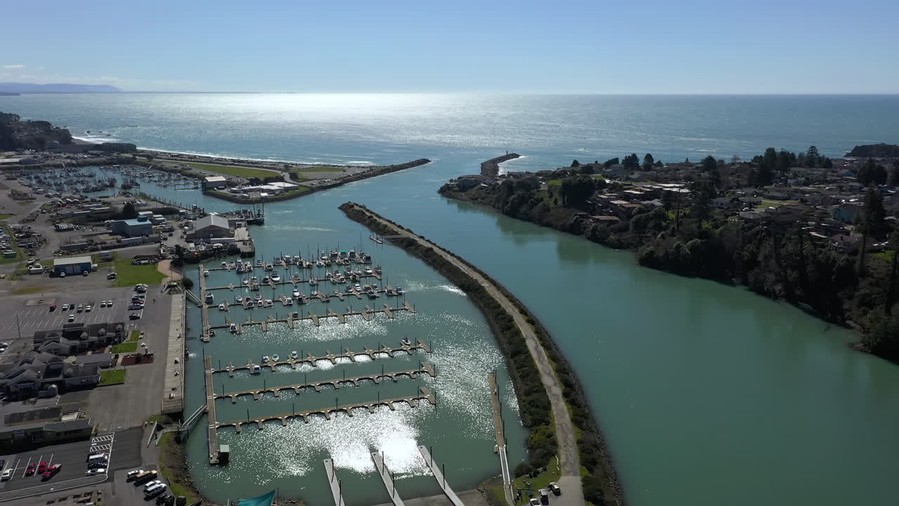 Volo sopra il porto di Brookings in Oregon. Vista aerea in avanti