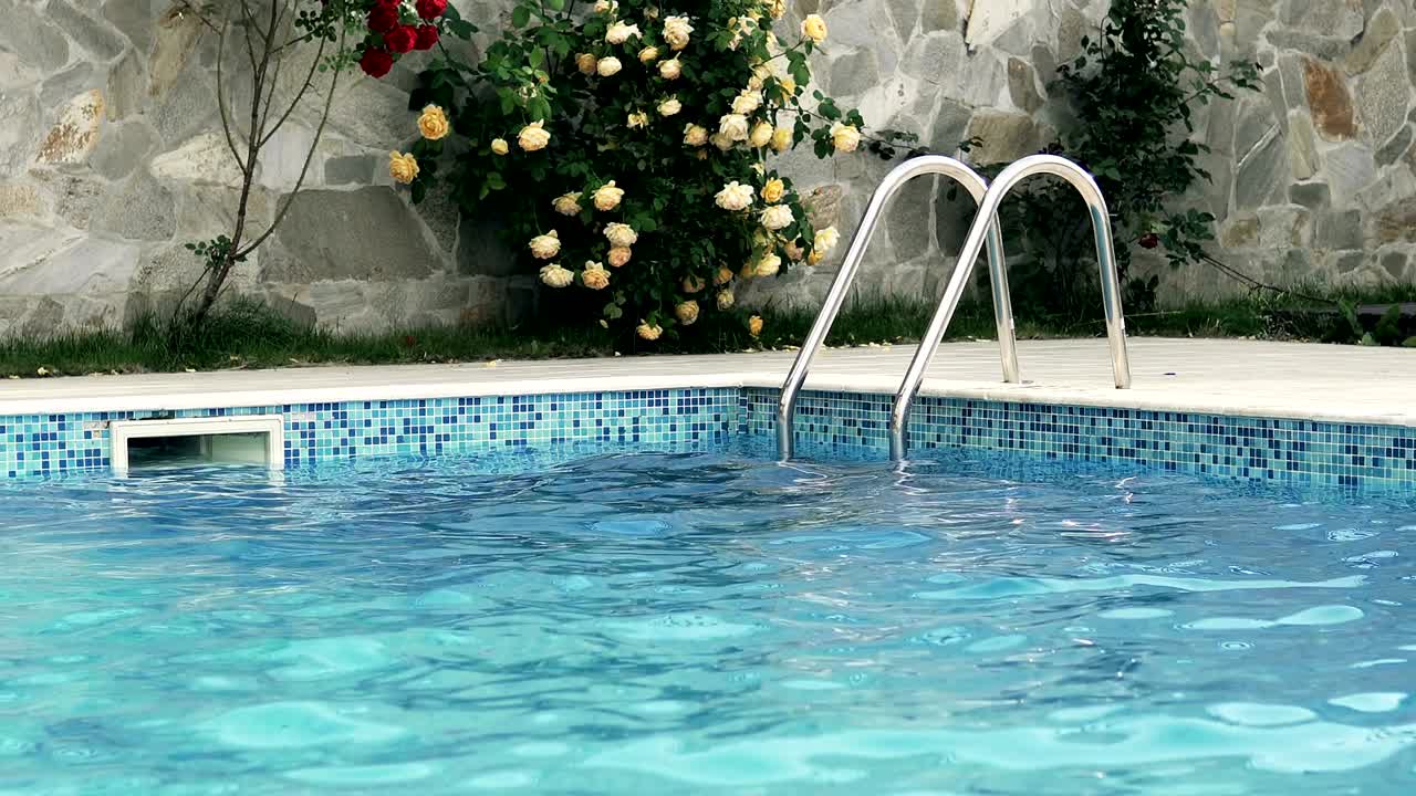 Swimmingpool med trappe på hotel, baggrundsloop.