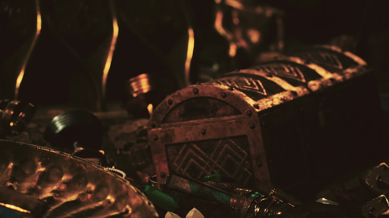 동전, 다이아몬드, 금이 있는 어두운 동굴의 보물