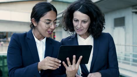 Zufriedene-Geschäftsfrauen-Mit-Digitalen-Geräten