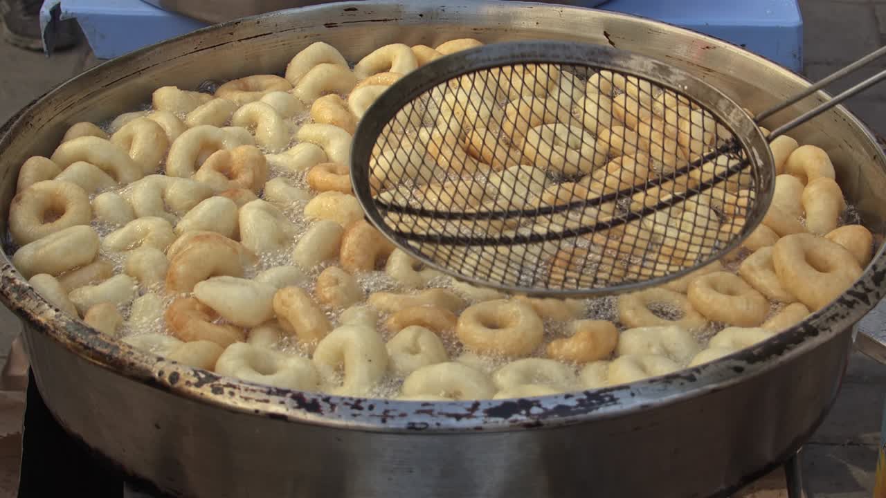 estos dulces bocados fritos son un postre tradicional de la calle en turquía