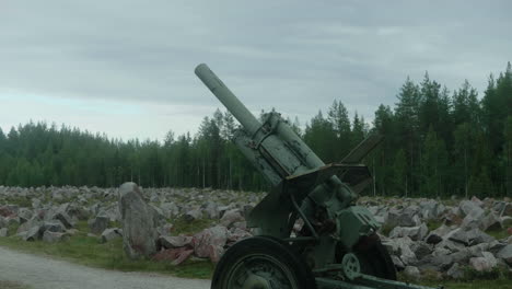 ruinas y restos de un cañón oxidado de la segunda guerra mundial, museo de la guerra de invierno en la batalla de raate road, finlandia, raateen porrti, soumussalmi, rusia