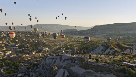 Göreme-Türkei-Antenne-V69-Low-level-drohne-Fliegt-Um-Den-Aussichtspunkt-Des-Plateaus-Herum-Und-Erfasst-Die-Panoramalandschaft-Kappadokiens-Mit-Bunten-Heißluftballons,-Die-Am-Himmel-Fliegen---Aufgenommen-Mit-Mavic-3-Cine---Juli-2022