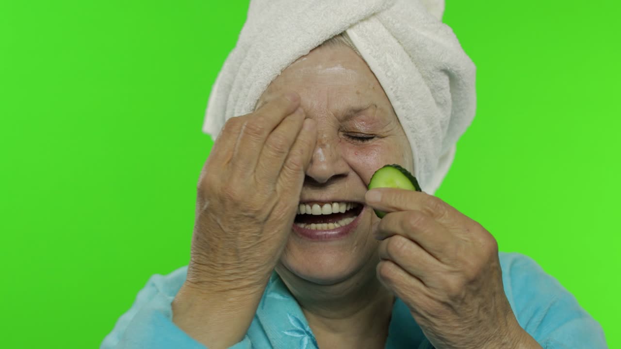 샤워 후 목욕복을 입은 노인 할머니. 호박 조각을 가진 노인