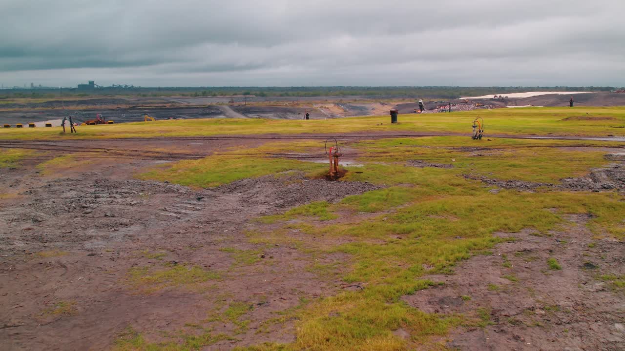 un vertedero cerca de nueva orleans, luisiana, equipado con pozos de gas para la extracción de metano y la gestión de residuos ambientales.