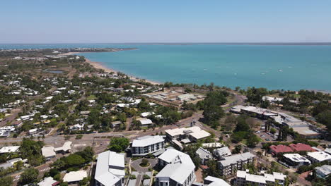 fotografía aérea de un dron en movimiento de la bahía y la playa de fannie en darwin, territorio del norte
