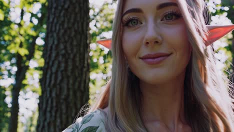 una mujer elfa en un bosque.