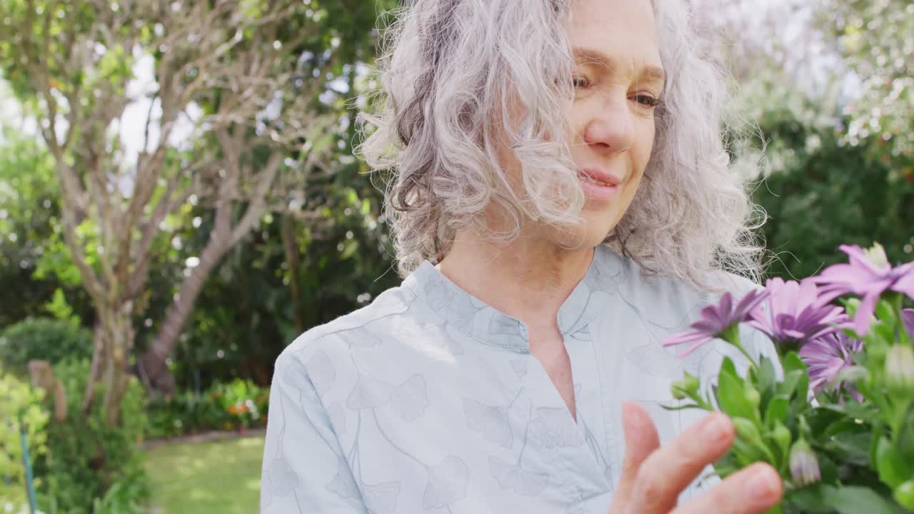 Portrait of happy senior caucasian woman in garden | Premium Stock ...
