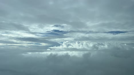 punto de vista del piloto desde la cabina de un jet volando a través de un cielo turbulento a 10000m de altura con un giro a la izquierda