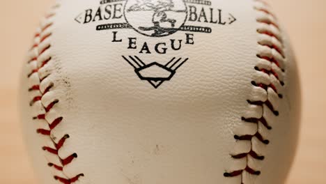 Schmutziger,-Gebrauchter-Offizieller-Baseball-Ligaball,-Rotierend,-Nahaufnahme-Mit-Hellem,-Warmem-Hintergrund