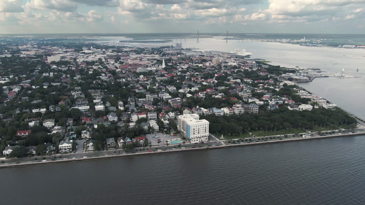 panorama aéreo en el centro de charleston, carolina del sur, ee.uu. con el puente ravenel y un crucero en el fondo