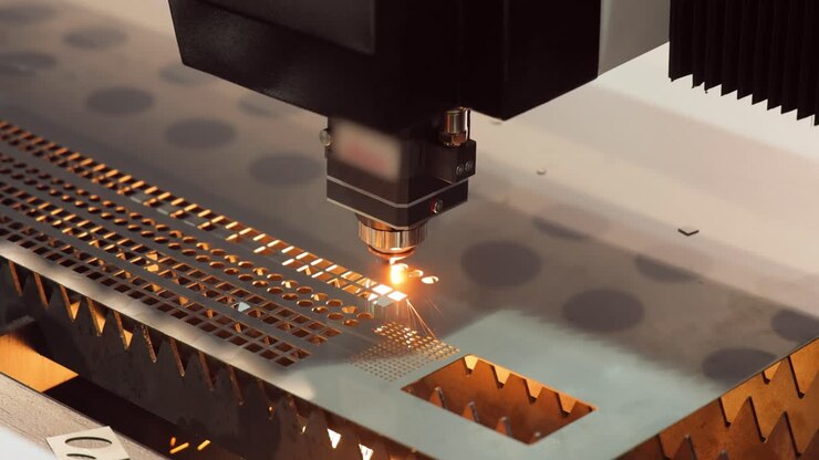 Taglio laser CNC di metallo, moderna tecnologia industriale.