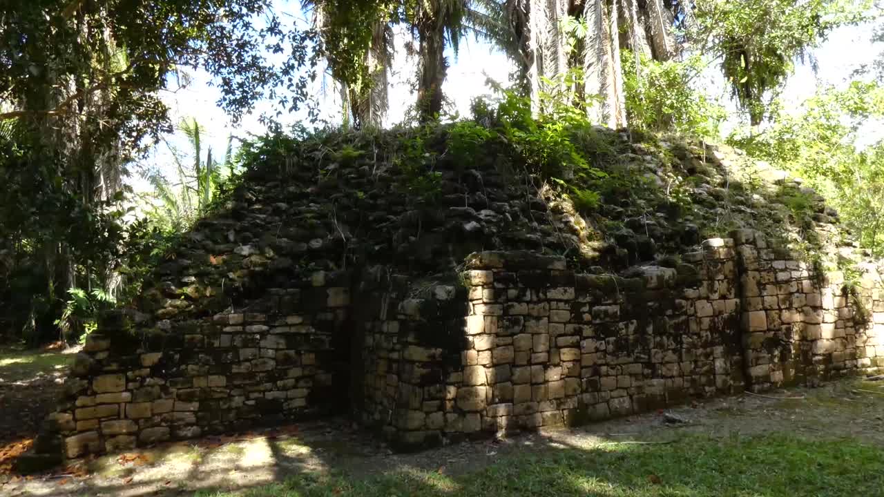 pequeño edificio entre el campo de pelota y la plaza merwin en el sitio maya de kohunlich - quintana roo, méxico