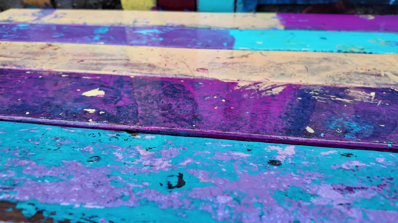 다채로운 그림으로 칠한 나무 벤치