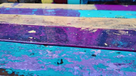 banco de madera pintado de varios colores