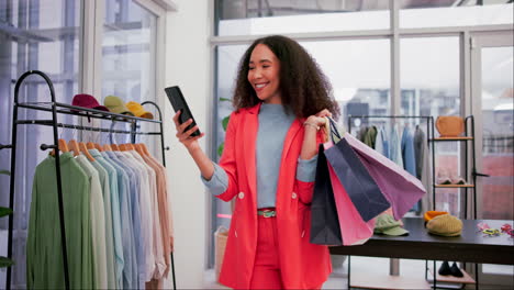 gracioso, mujer con bolsa de compras